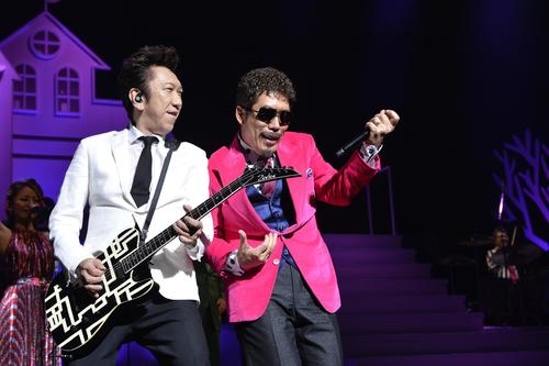 鈴木雅之（右）の全国ツアーNHKホール公演にサプライズ出演した布袋寅泰