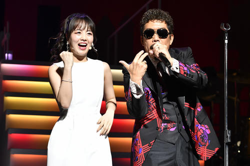 鈴木雅之（右）の全国ツアーNHKホール公演にサプライズ出演した伊原六花