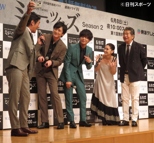 舞台あいさつに出席した藤ケ谷太輔（中央）。左から高橋克典、中村俊介、1人おいて倉科カナ、古谷一行（撮影・横山慧）