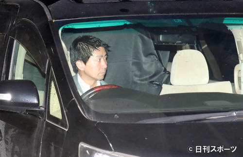 保釈された小嶺麗奈被告を乗せた車には幕がかかっていた（撮影・垰建太）
