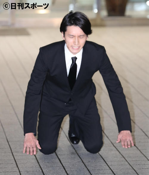 保釈されて、土下座する田口淳之介被告（撮影・大野祥一）