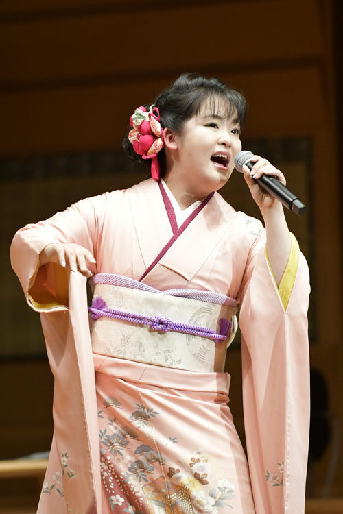 20歳とは思えぬ歌唱力と表現力で観客を魅了した朝花美穂
