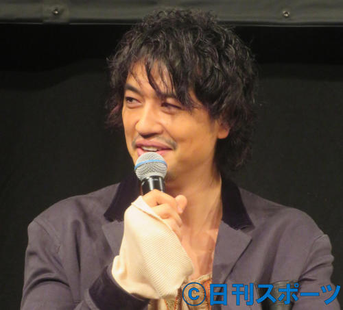トークする斎藤工
