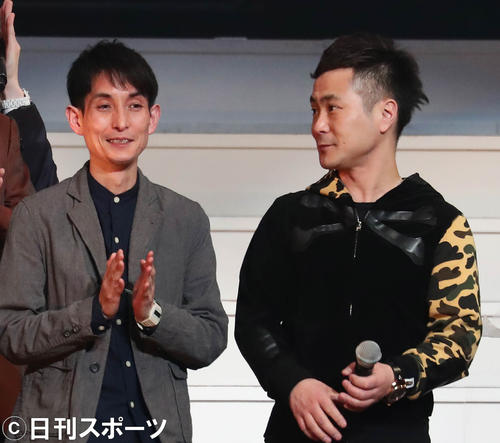 カラテカの矢部太郎（左）と入江慎也（2018年2月21日撮影）