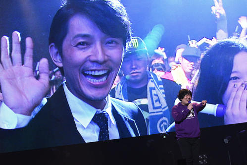 岡崎体育のワンマンライブでサプライズ登場した藤木直人