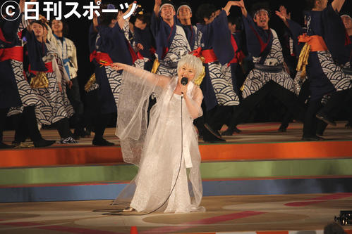 YOSAKOIソーラン祭りで総踊りの曲を熱唱した松川未樹