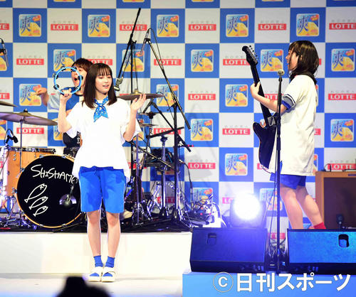 ロッテ『爽』新CM発表会で広瀬すず（左）は挿入曲となったSHISHAMOの「OH！」が生演奏されるとタンバリンを持ちリズムに合わせて共演した（撮影・小沢裕）　