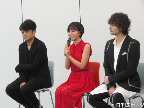 出演舞台の会見に出席した兒玉遥（中央）（撮影・横山慧）