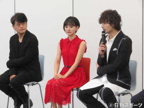 出演舞台の会見に出席した兒玉遥（中央）（撮影・横山慧）