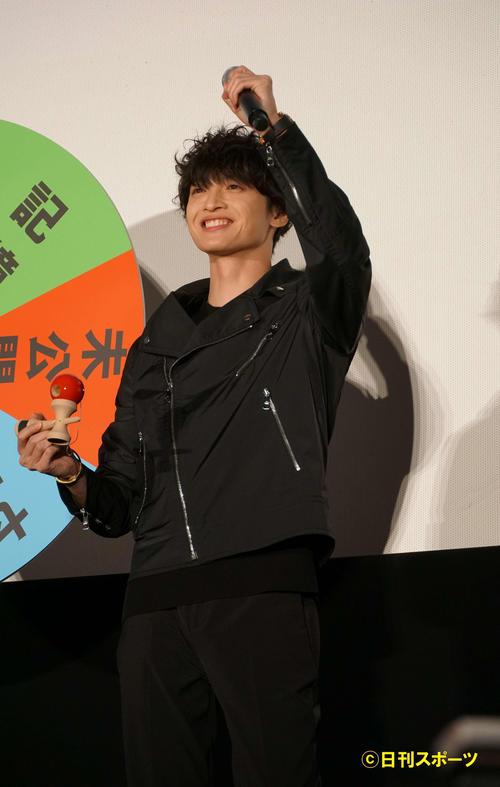 けん玉を1回で成功させ、ガッツポーズを決めるKis－My－Ft2玉森裕太（撮影・遠藤尚子）