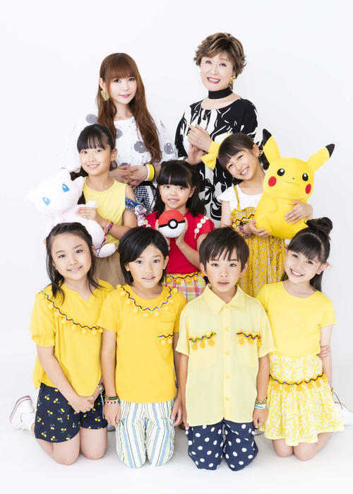 「風といっしょに」を歌唱する小林幸子、中川翔子とポケモンキッズ2019。中央が池田帆奈ちゃん