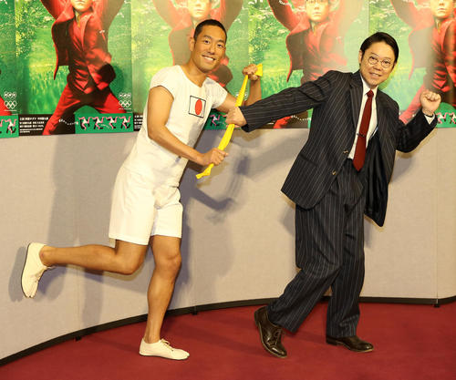 金栗四三役の中村勘九郎（左）から主役のたすきを受け取る田畑政治役の阿部サダヲ（撮影・大野祥一）