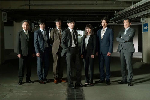 テレビ朝日系ドラマ「刑事7人」に出演する、左から北大路欣也、塚本高史、田辺誠一、東山紀之、倉科カナ、白洲迅、吉田鋼太郎