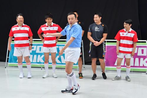 代表ウエアで番組に出演した小杉竜一（後列左端）武井壮（同右）中川家・剛（同右端）と、レフェリー姿の中川家・礼二
