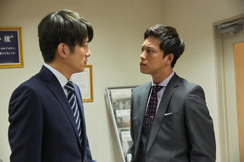 新谷洋輔（溝端淳平＝左）と皆川希一（佐野岳）は疑心暗鬼でにらみ合う（C）東海テレビ