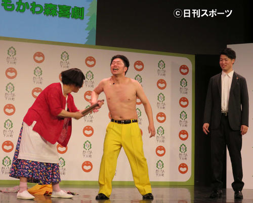 北海道下川町と吉本興業のSDGs連携協定発表会見で、乳首ドリルを披露したすっちー（左端）吉田裕（中央）＝大阪市中央区（撮影・村上久美子）