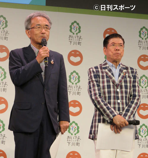 北海道下川町と吉本興業のSDGs連携協定発表会見に出席した谷一之町長（左）と西川きよし＝大阪市中央区（撮影・村上久美子）