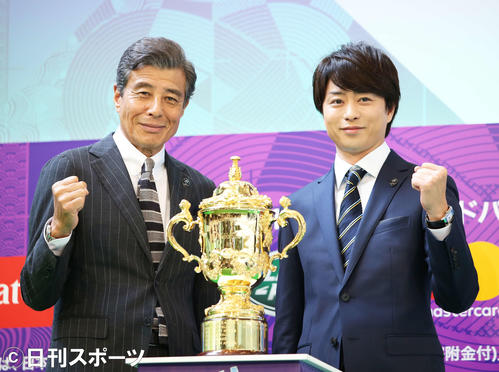 ガッツポーズで写真に納まる舘ひろし（左）と櫻井翔（撮影・河田真司）