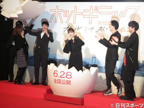 映画「ギミック　ガールミーツボーイ」の完成披露イベントでタマゴの中から登場した堀未央奈（左から3人目）。左から山戸結希監督、間宮祥太朗、1人おいて清水尋也、板垣瑞生