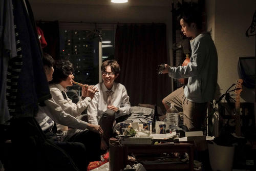 ショートフィルム「クローバー」で初監督を務め、自らも出演した菅田将暉（中央）。左から永嶋柊吾、笛を吹く石崎ひゅーい、1人おいてギターを弾く太賀