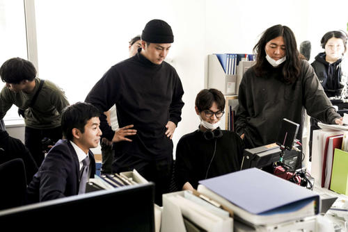 ショートフィルム「クローバー」で初監督を務めた菅田将暉（手前右）。左は太賀