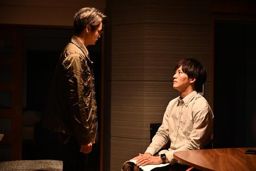 洋貴（瀬戸康史＝左）は樹（松坂桃李）に「殴らせてもらっていいか」と詰め寄る（C）カンテレ