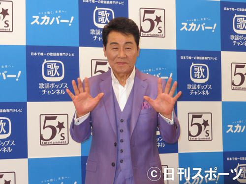 両手で「55周年」を表現する五木ひろし（撮影・横山慧）