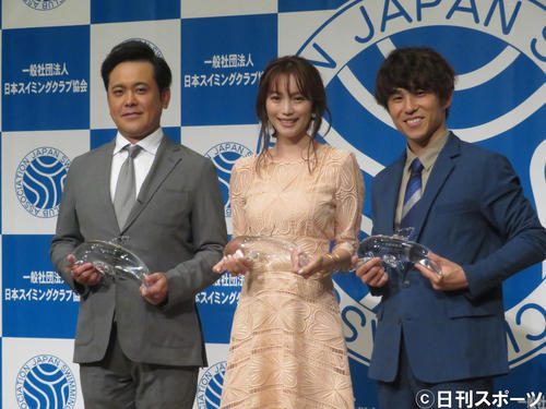 「第20回ベストスイマー2019表彰式」に出席した、左から有田哲平、蛯原友里、中尾明慶