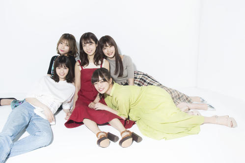 斉藤優里の写真集に掲載される5人のショット。手前左から時計回りに西野七瀬、川後陽菜、斉藤優里、伊藤純奈、伊藤かりん