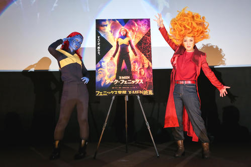 米映画「X－MEN　ダーク・フェニックス」試写会でダーク・フェニックスに変身した誠子（左）とミスティークに変身した渚