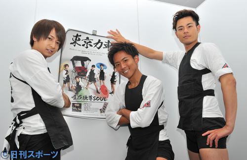 来社し新曲「唯我独尊SOUL」をPRする東京力車の左から山田和則、白上一成、田井裕一