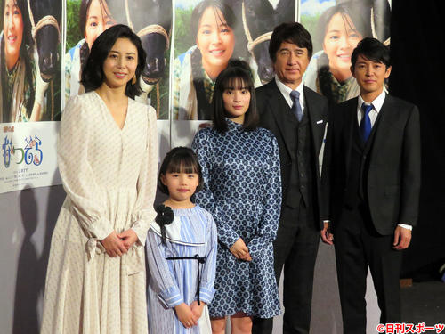 NHK「なつぞら」の会見を行った左から松嶋菜々子、粟野咲莉、広瀬すず、草刈正雄、藤木直人（2019年3月6日撮影）