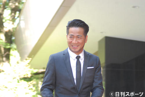 取材陣から妻上戸彩の第2子妊娠を祝福され笑顔のEXILE　HIRO（撮影・大友陽平）