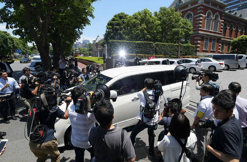 判決公判を終えたピエール瀧被告を乗せたとみられる車両を取り囲む報道陣（撮影・加藤諒）