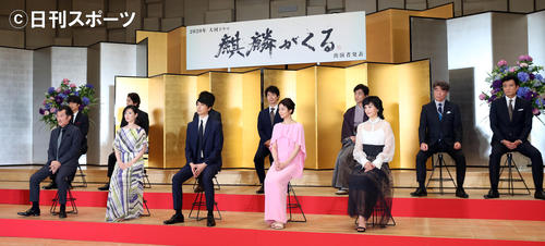 長谷川博之（前列左から3人目）と新たに発表された出演者たち。前列左から吉田鋼太郎、檀れい、1人おいて、木村文乃、南果歩。後列左から真島秀和、谷原章介、佐々木蔵之介、片岡愛之助、村田雄浩、徳重聡（撮影・大野祥一）