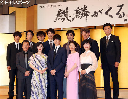 長谷川博之（前列左から3人目）と新たに発表された出演者たち。前列左から吉田鋼太郎、檀れい、1人おいて、木村文乃、南果歩。後列左から真島秀和、谷原章介、滝藤賢一、佐々木蔵之介、片岡愛之助、村田雄浩、徳重聡（撮影・大野祥一）