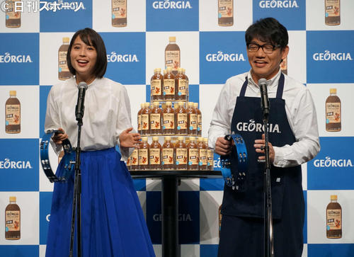 広瀬アリス（左）と飯尾和樹はタンバリンとコーラスを披露（撮影・遠藤尚子）