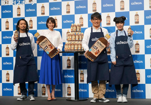 「ジョージア　ジャパン　クラフトマン　微糖」発売記念イベントに出席した、左からR－指定、広瀬アリス、飯尾和樹、眉村ちあき（撮影・遠藤尚子）