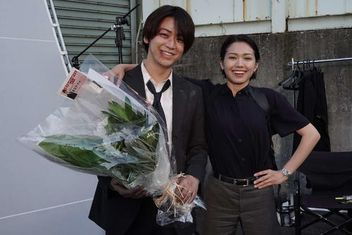 クランクアップで二階堂ふみ（右）から花束をもらって満面の笑みを見せる亀梨和也（C）フジテレビ