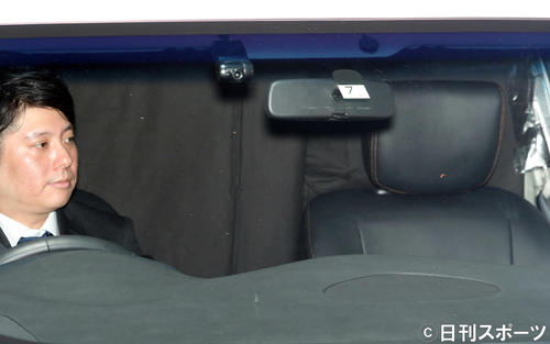 ピエール瀧被告を乗せたと思われる車（撮影・大野祥一）