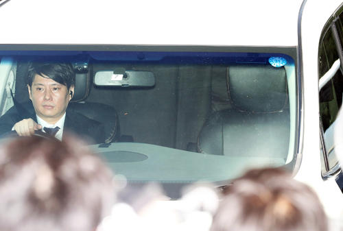 ピエール瀧被告を乗せたと思われる車が東京地裁を出る（撮影・大野祥一）