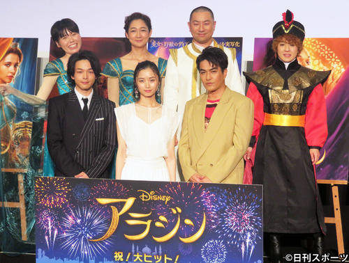 映画「アラジン」の大ヒット公開記念イベントに出席した、前列左から中村倫也、木下晴香、北村一輝、後列左から尼神インター誠子、北陽・虻川美穂子、レイザーラモンRG、渚（撮影・小谷野俊哉）