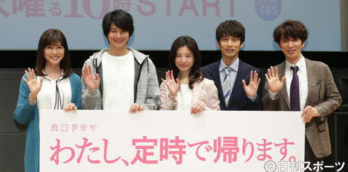 舞台あいさつする左から内田有紀、向井理、吉高由里子、中丸雄一、ユースケ・サンタマリア（撮影・中島郁夫）