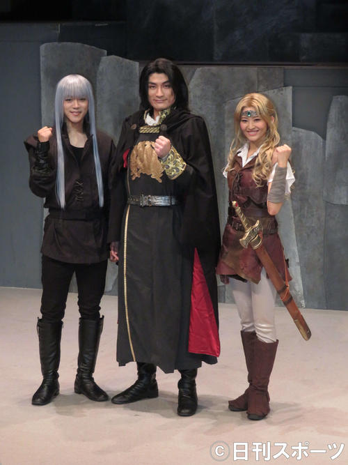主演舞台の取材に臨む松崎祐介（中央）。左は林翔太、右は佃井皆美（撮影・横山慧）