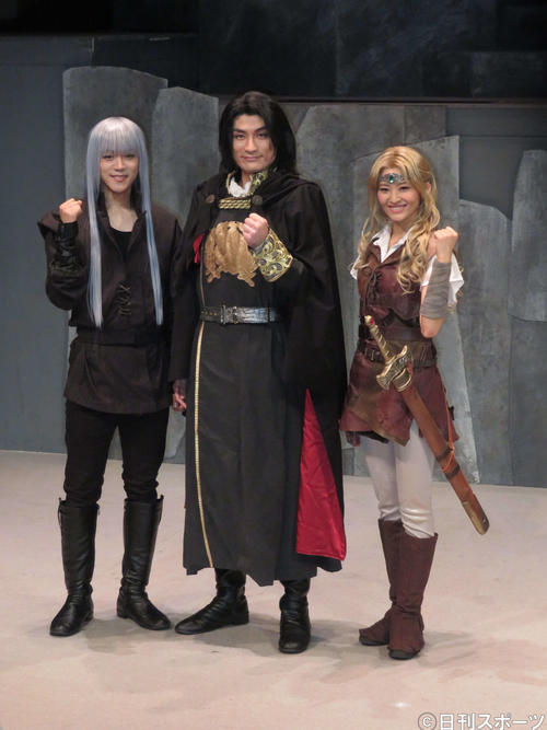 主演舞台の取材に臨む松崎祐介（中央）。左は林翔太、右は佃井皆美（撮影・横山慧）