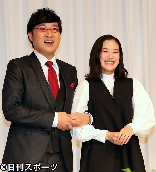 結婚会見に臨んだ蒼井優（右）と南海キャンディーズ山里亮太（2019年6月5日撮影）