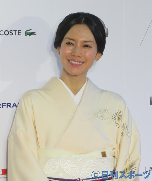 レッドカーペットでほほ笑む中谷美紀