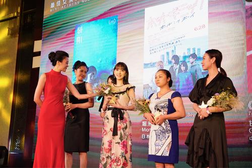 上海国際映画祭のアジア新人部門・優秀女優賞授賞式に出席した堀未央奈（中央）