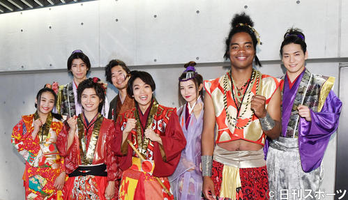笑顔で写真に納まる、前列左から水野絵梨奈、山本亮太、原嘉孝、副島淳。後列左から奥屋知弘、山崎樹範、星野真里、冨岡健翔（撮影・横山健太）