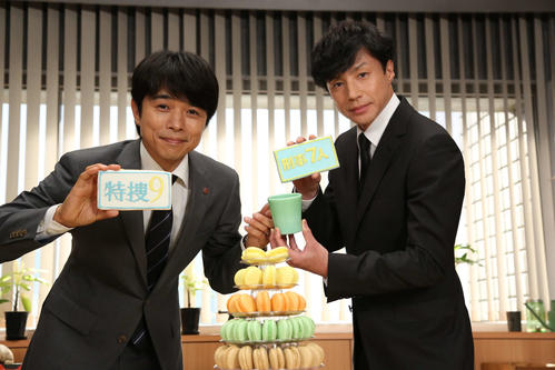 初のバトンタッチセレモニーを行った井ノ原快彦（左）と東山紀之